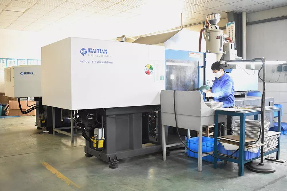 Plastic injection molding machine
